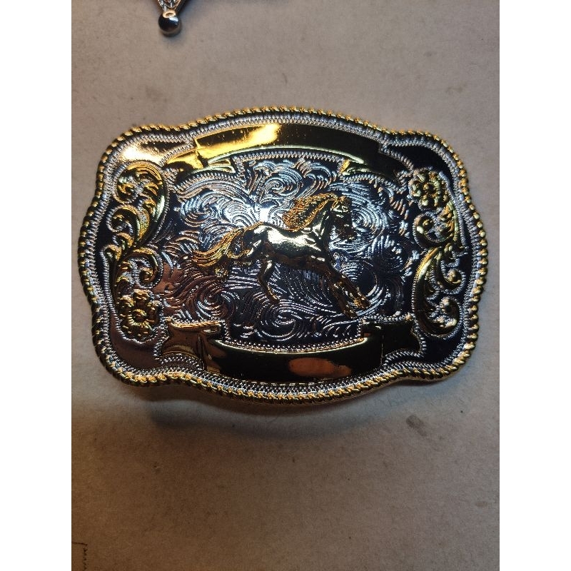 montana bucklesหัวเข็มขัดมอนทาน่าสีเงินขอบทองเกรดเอGuns-n-roseแถมกล่องมูลค่า50บาทฟรี