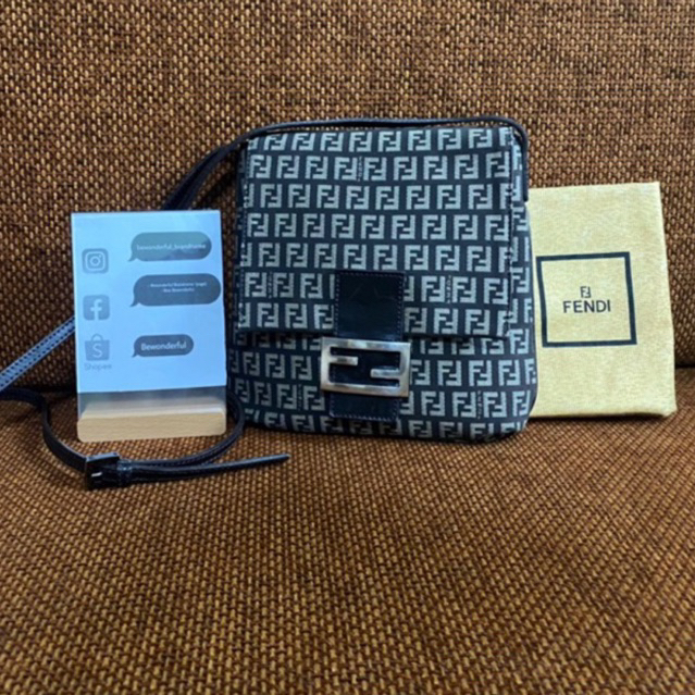 Fendi Zucca crossbody Bag -unisex ของแท้ เฟนดิ ฟินดิ มือสอง กระเป๋าแบรนด์เนม สะพายข้าง