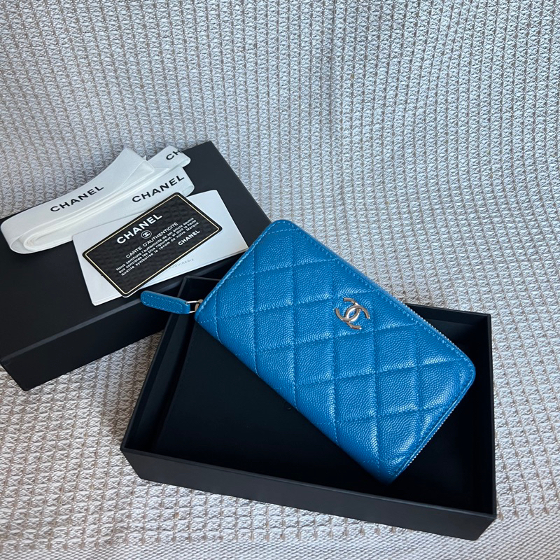 Very new ‼️ Chanel zippy medium wallet 6” holo 30 สีฟ้าน้ำเงิน สภาพสวยมากๆ
