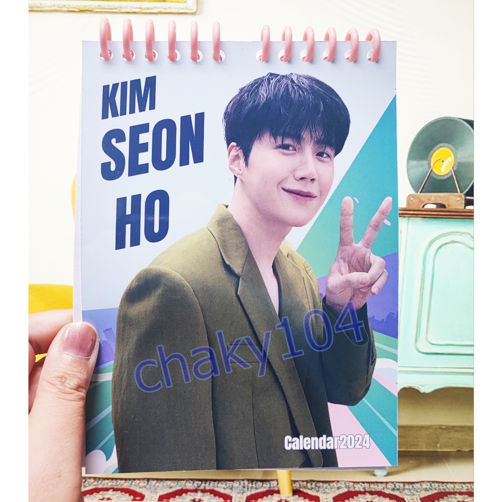 พร้อมส่ง! ปฏิทิน ตั้งโต๊ะ ปี 2027 / 2570 Kim Seonho คิม ซอนโฮ *มีเก็บเงินปลายทาง*