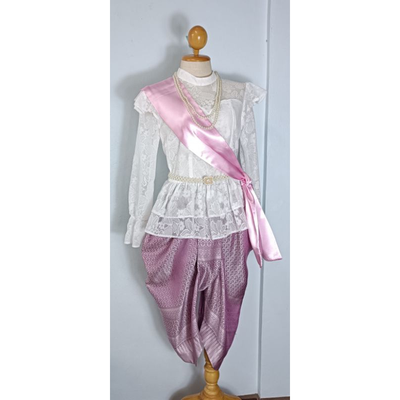 ชุดไทยสตรีสมัยร.5 ชุดผ้าโจงกระเบนสีชมพูเสื้อลูกไม้สีขาวสายสะพายสีชมพูพร้อมเครื่องประดับ