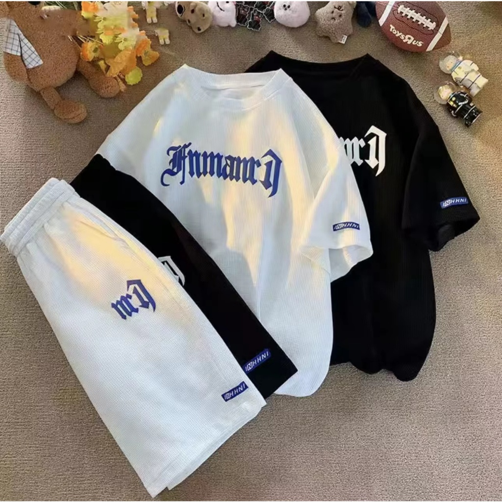 Se7en shop  เสื้อเซ็ตผู้ชาย เสื้อผู้ชาย กางเกงขาสั้นผู้ชาย (เสื้อ+กางเกงขาสั้น) ดีไซน์เก๋ ขนาดมาตรฐาน（สีดำ สีขาว）