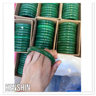 กำไลหยก สีเขียวเข้ม เขียวอ่อน สีหินอ่อน และสีขาว