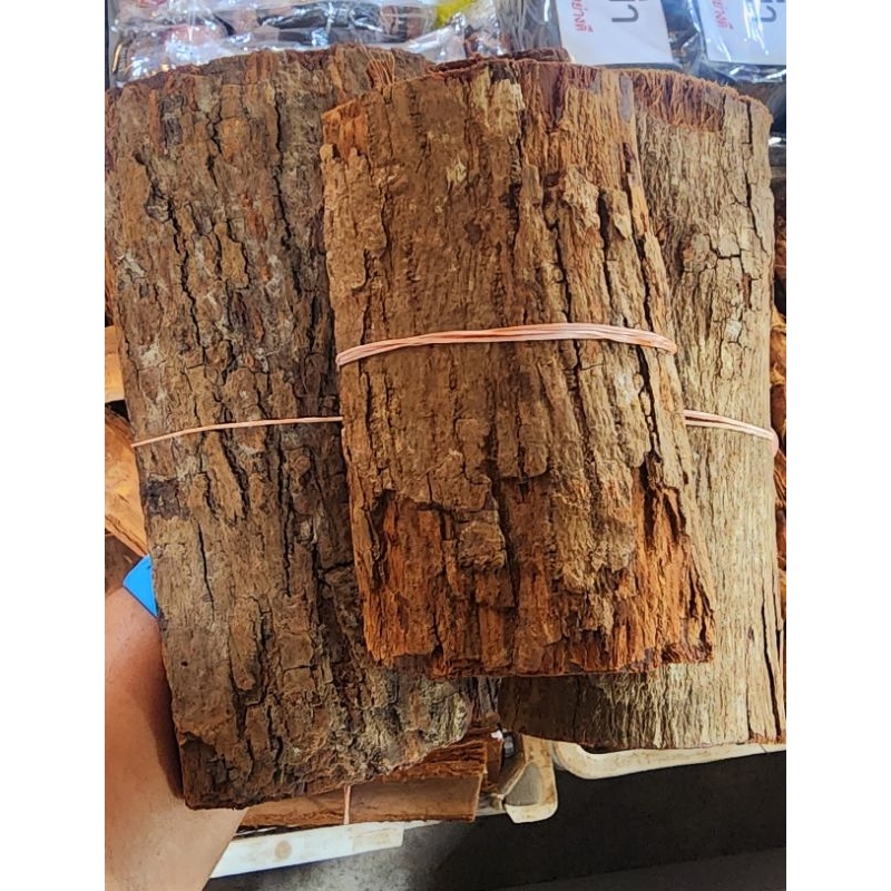 สีเสียดแผ่น เปลือกไม้สีน้ำตาล ใช้กินคู่กันกับหมากพลู100กรัม