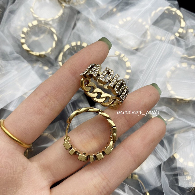 ต่างหูห่วง รุ่นD05 antique งานสวยดูแพงสีคลาสสิคฝังเพชรตามตัวอักษรค่ะ  ขนาดเส้นผ่านศูนย์กลางห่วง2.5cm ค่ะ