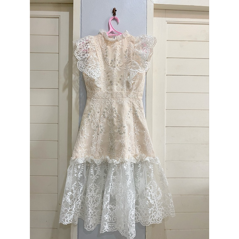 Jariya🎀ชุดเดรสสีขาวครีมตกแต่งระบายsize~L อก34:เอว26-27:สพ34:ยาว42นิ้ว