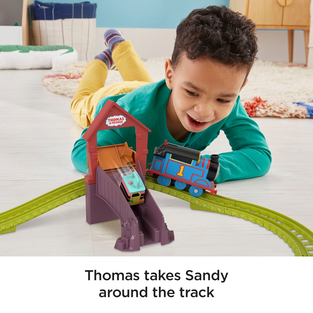 Thomas & Friends Motorized Fix em Up Friends โทมัส แทร็คมาสเตอร์รางรถไฟชุดคาร์ลี่และแซนดี้พร้อมหัวรถไฟโทมัสใช้ถ่าน HDY58 — صورة 5
