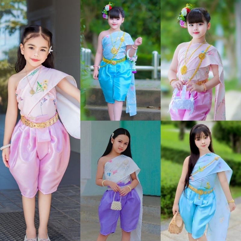 tp/eb/naa/ชุดไทยเด็กหญิงโจงกระเบนเอวยืดด้านหลัง สไบสม็อครอบอกและหลังพิมพ์ลายดอกไม้ ด้านหลังสไบมีเชือกผูกกันสไบหลุดค่ะ