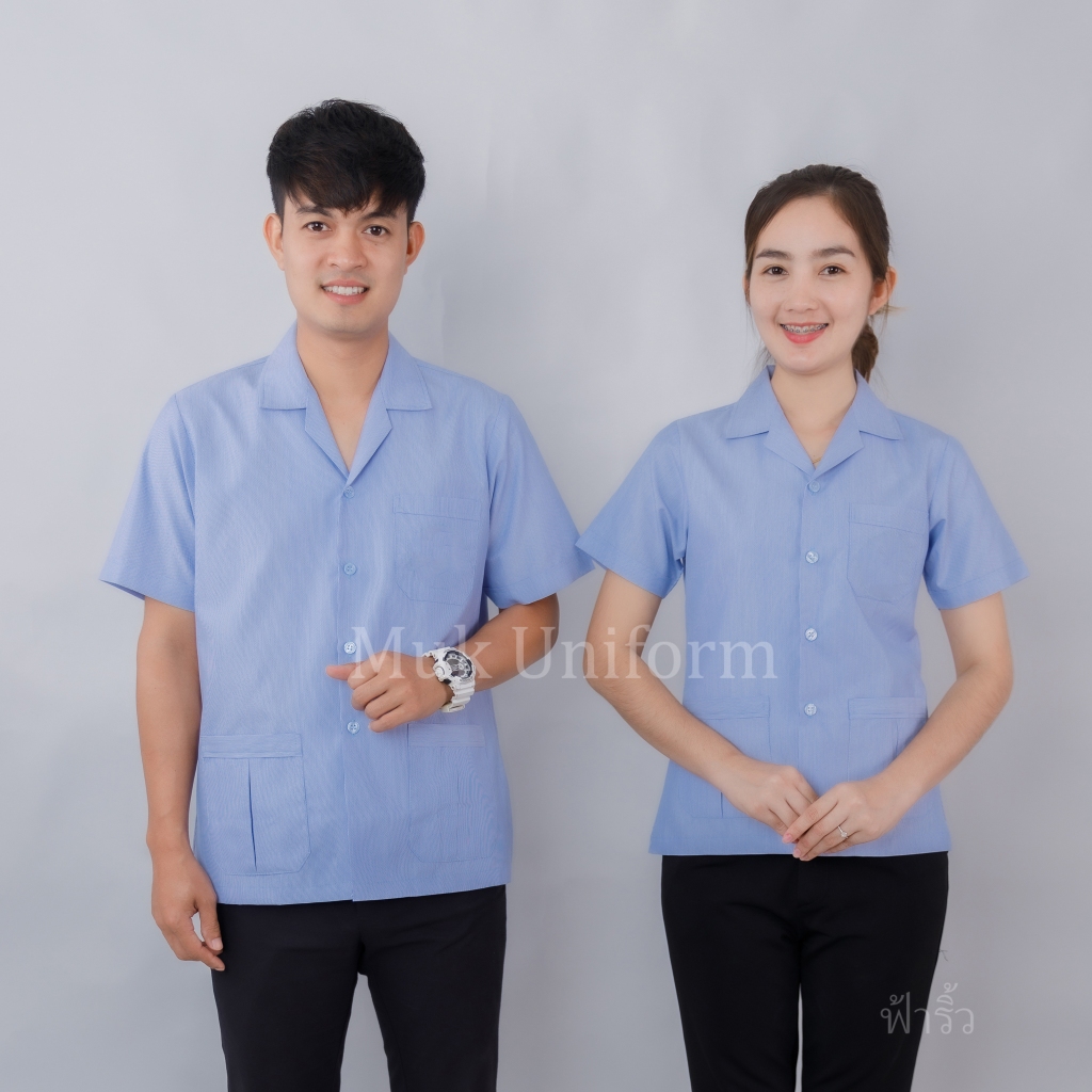 ( live 11.30 – 13.00 น.ทุกวัน ) เสื้อกาวน์ฟ้าริ้ว คอปก แขนสั้น ฟ้า-ขาว ไม่มีโลโก้ มุกยูนิฟอร์ม