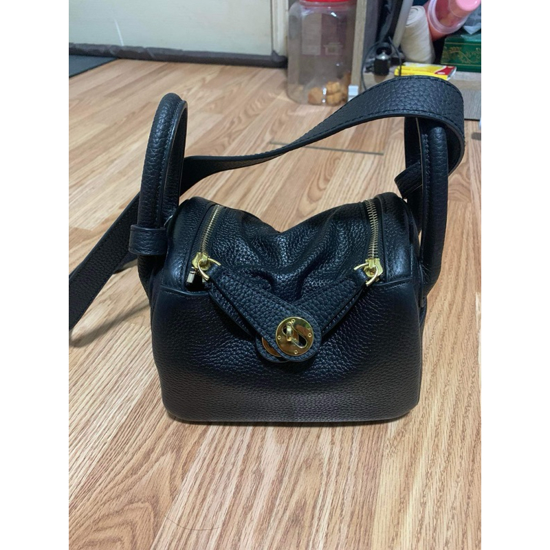 ส่งต่อกระเป๋าร้าน Oilry store มีตำหนิตามรูปไม่มีผลต่อการใช้งาน