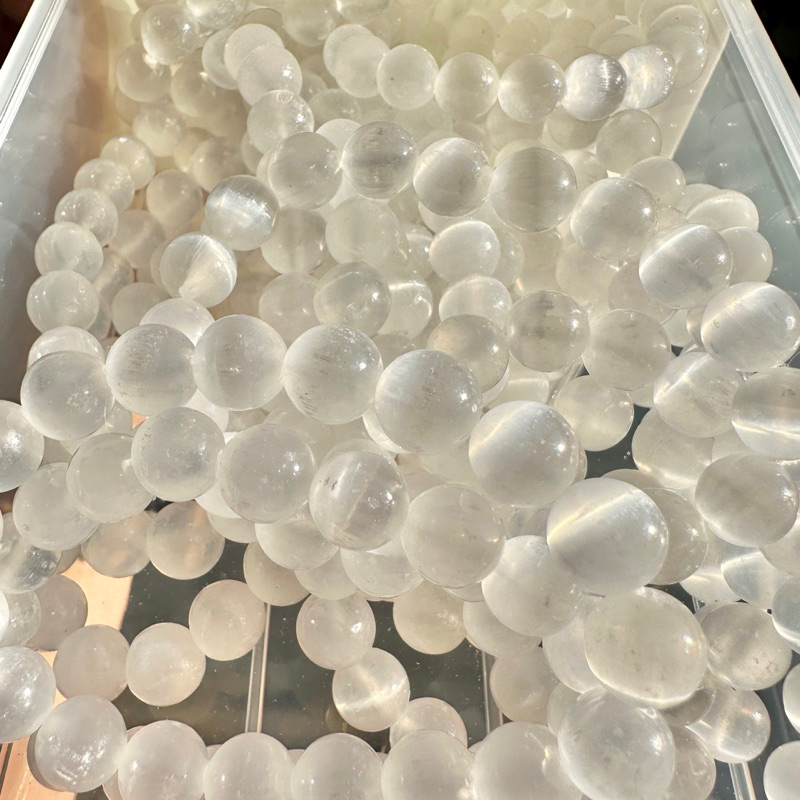 SLN-10 สร้อยข้อมือเซเลไนท์ 10 มิล ตาแมวแท้ ตาแมวธรรมชาติ ประกายตาสวย หินแท้ ธรรมชาติ100% กำไลหินมงคล