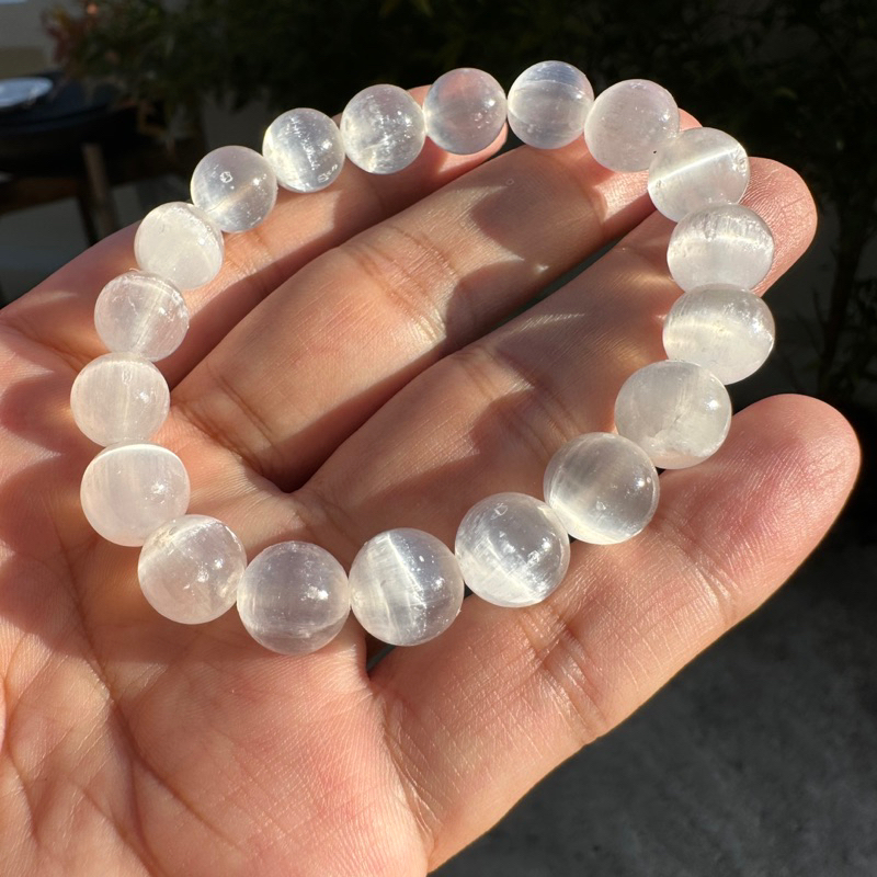 SLN-10 สร้อยข้อมือเซเลไนท์ 10 มิล ตาแมวแท้ ตาแมวธรรมชาติ ประกายตาสวย หินแท้ ธรรมชาติ100% กำไลหินมงคล