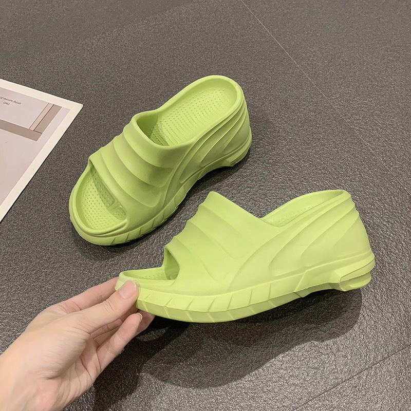 GFShop สินค้าเข้าใหม่แนะนำ รองเท้าแตะแบบสวมแฟชั่นสำหรับสุภาพสตรี ส้นรองเท้าหนาหัวกลมพื้นแบนใส่สบายน้ำหนักเบา เหมาะกับทุก
