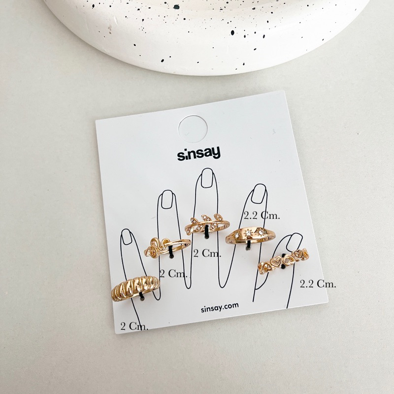**พร้อมส่งจากร้านในไทย** Sinsay เซตแหวนสีทอง5 วง 5 สไตล์ขนาดตามรูปเลยค่ะ   Price : 50 Baht / piece 🍑