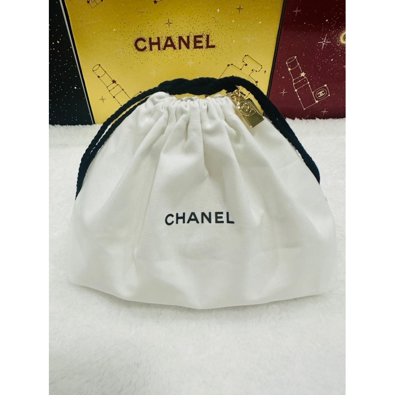 กระเป๋าผ้า Chanel Holiday 2023 (ไม่รวมจี้ ) ช็อปไทย  กระเป๋าเครื่องสำอางค์ Chanel