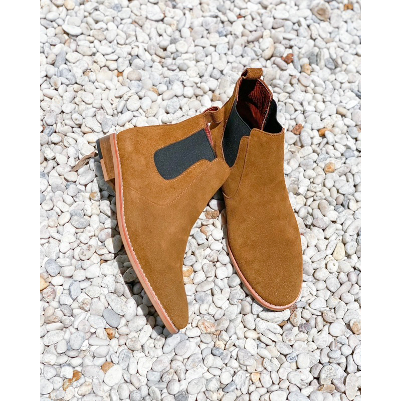 (Clearance Sale มีตำหนิเล็กน้อย ไม่มีผลต่อการใช้งาน) COSMOS SHOES รองเท้าบูทหนังกลับ รุ่น New York Chelsea