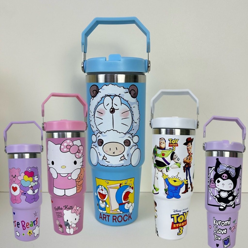 (ลูกค้าใหม่ 1บาท) แก้วน้ำเก็บความเย็นหูหิ้ว การ์ตูนรอบแก้ว  890ML