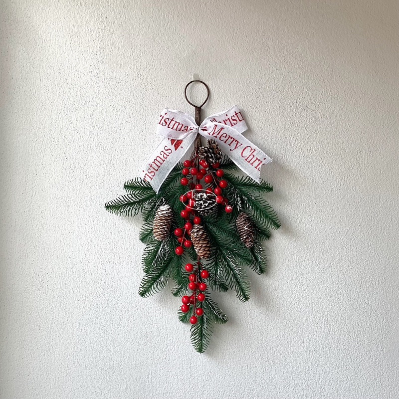 หรีดคริสต์มาสห้อยตกแต่งประตู ผนังพร้อมลูกสนดอกฮอลลี่และโบว์ Christmas wreath with fabric bows| faryheyz