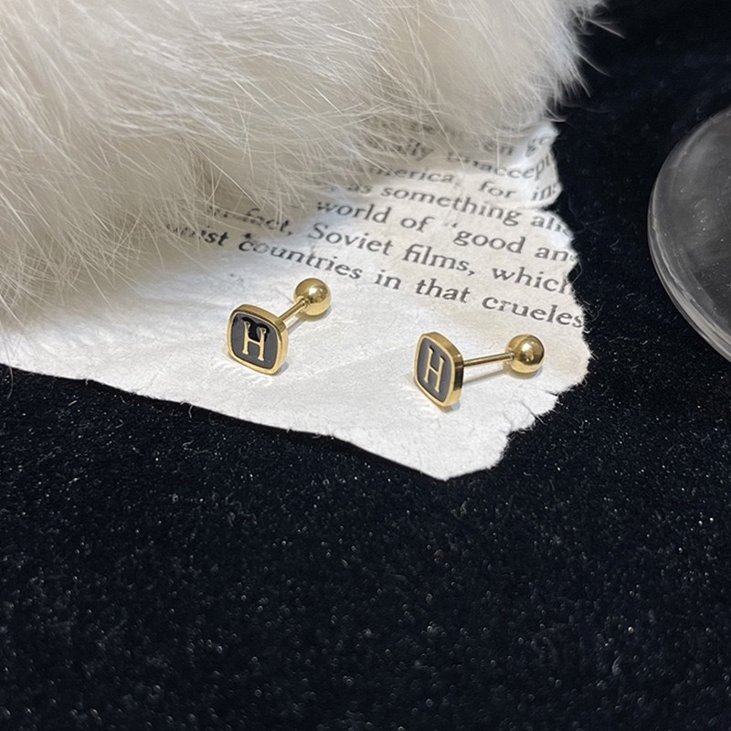 384-Black Square Letter H Earrings 925 silver needle จิวต่างหูสีทองสี่เหลี่ยม ด้านหน้าเป็นรูปตัวอักษร H