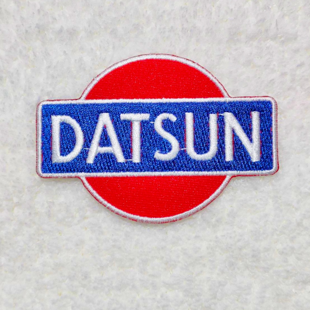ตัวรีด ตัวรีดติดเสื้อ อาร์ม อาร์มติดเสื้อ โลโก้ ตรา ยี่ห้อ รถยนต์ ดัทสัน Datsun patch Sticker สำหรับตกแต่งเสื้อผ้า