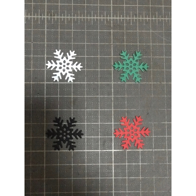 KHMรหัส 706 กระดาษตัดตัดรูปเกล็ดหิมะ Snowflake(กลาง)ขนาด 2.8*2.5 ซม. 10ชิ้น  5 บาท(สั่งได้พ่อค้าตัดเอง)