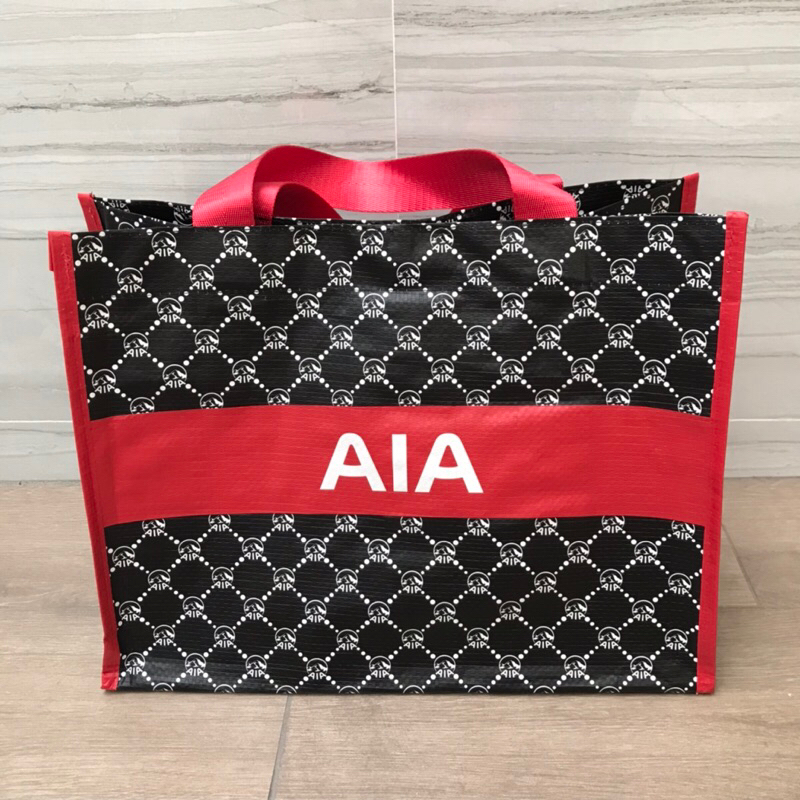 กระเป๋าถือ กระเป๋า สีแดง แบรนด์ AIA มาใหม่  สีน่ารักมาก ใบขนาดกำลังดีเลยค่ะ พกพาง่าย ของใหม่ มือ 1