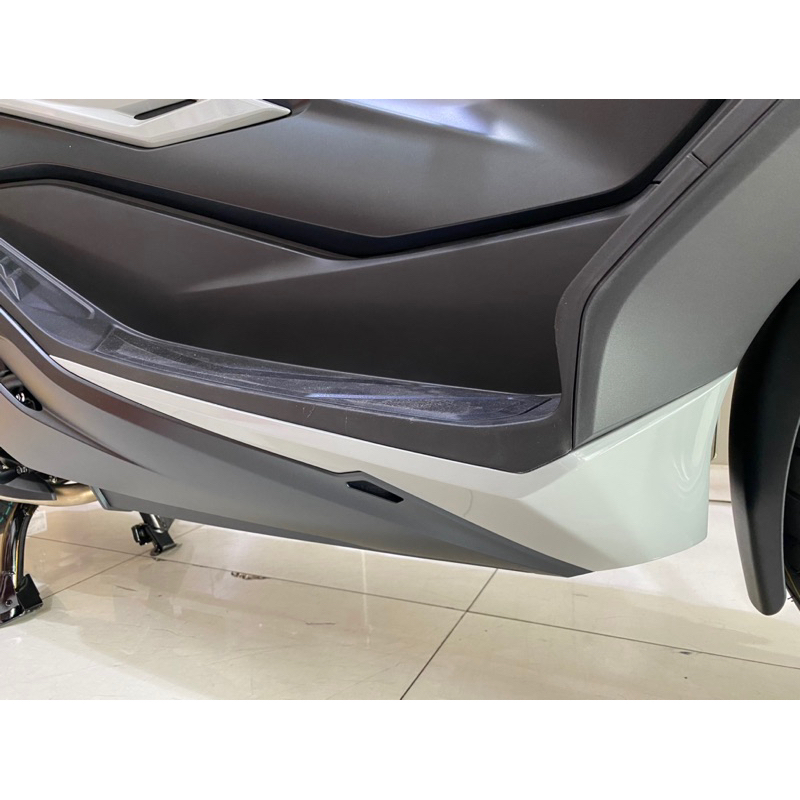 ฝาครอบข้างที่วางเท้าตัวหน้า Forza 350 ปี2023 แท้เบิก จัดส่งฟรี