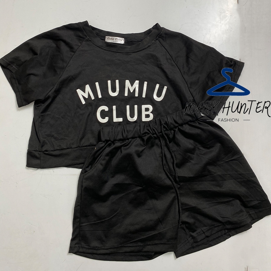 [พร้อมส่งในไทย]ชุดเซ็ต MIUMIU CLUB เสื้อ+กางเกงขาสั้น สีพื้น ปักหน้าอก ผ้านิ่มใส่สบาย