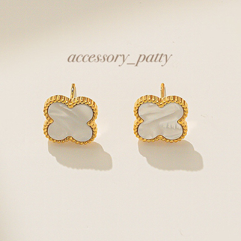 Clover earrings stainless รุ่นนี้ตัวเรือนสแตนเลสค่ะ ใส่สวยคงทนไม่แพ้ค่ะ