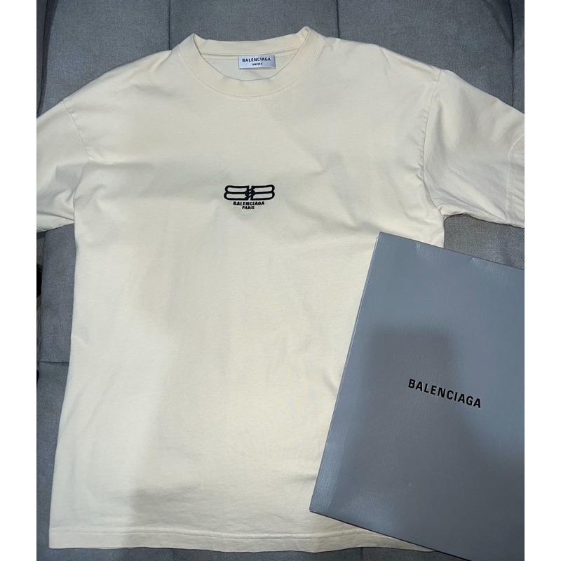 เสื้อยืด balenciaga สีครีม