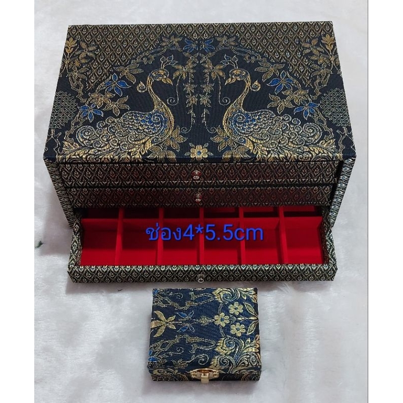 กล่องใส่พระ3ชั้น54ช่องลายไม้ผ้าลายไทยหนังเทียม(ช่อง4.0*5.5.และช่องใหญ่4.5*6.3)