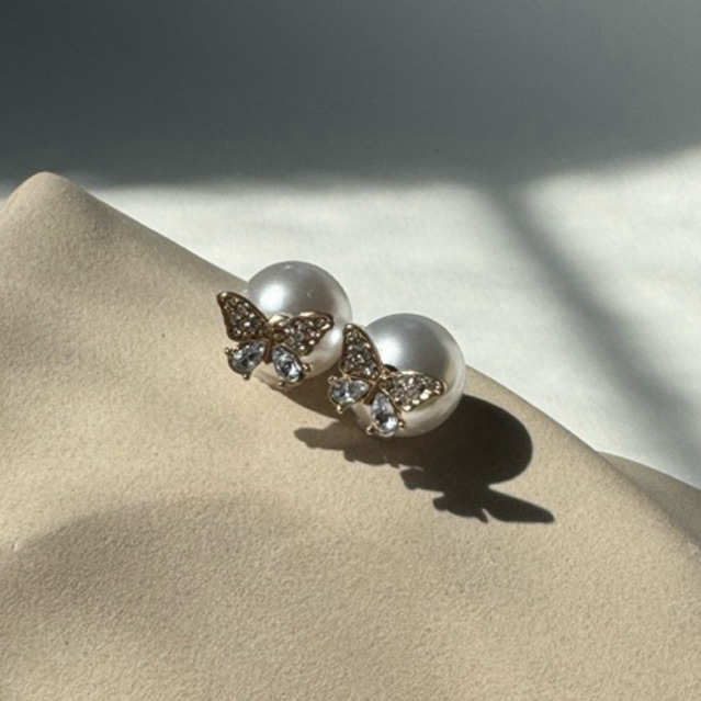 Butterfly pearl earrings ต่างหูผีเสื้อแป้นไข่มุก | @trophies.co