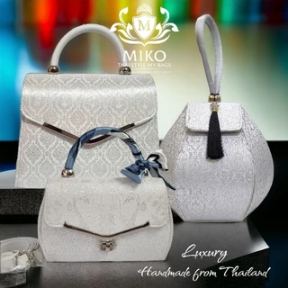 Miko กระเป๋าถือ สีบรอนซ์เงิน และสีออฟไวท์ สีขาว ผ้าไทย