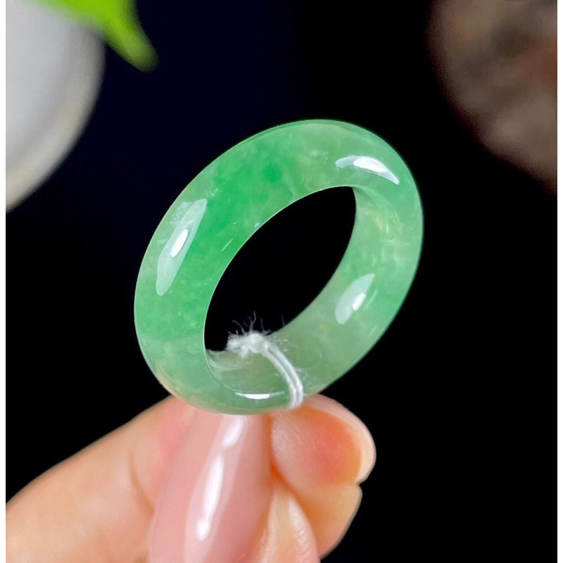 แหวนหยกพม่าเจไดต์สีเขียวจักรพรรดิ