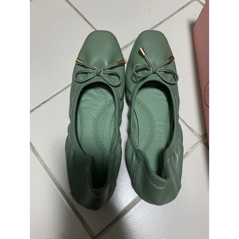 Momoshoesสีเขียวมือสอง