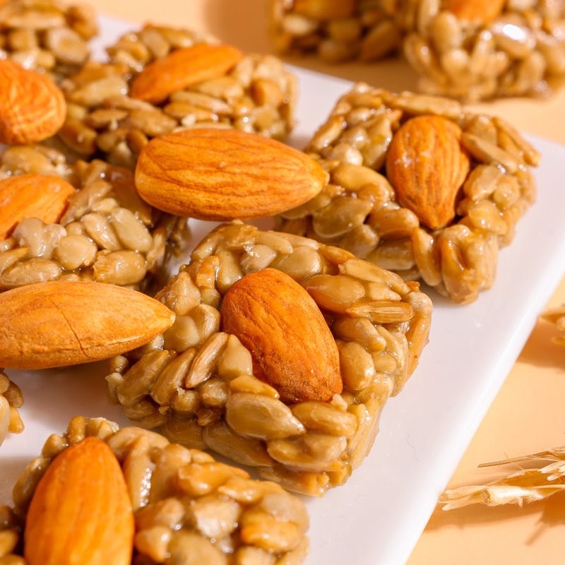 เมล็ดทานตะวัน(10ซอง) เมล็ดอัลมอนด์ ขนม ของว่างทานเล่นอร่อย 瓜子仁坚果酥 - รูปที่ 2