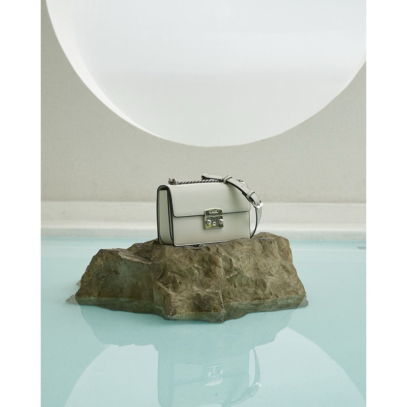 👜 Labella : รุ่น Luna M กระเป๋าสะพายสายโซ่ Ivory