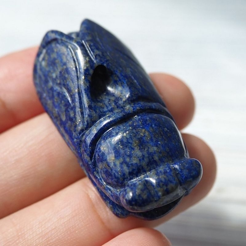 จักจั่นแกะสลักจากหินลาพิสลาซูลี (Lapis Lazuli)