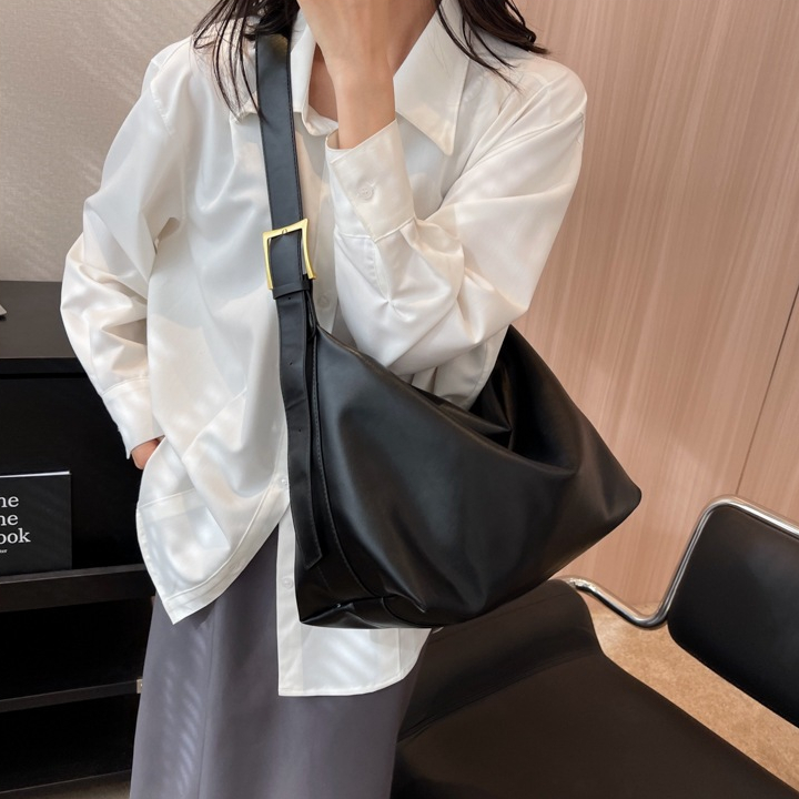 กระเป๋าใบใหญ่สะพายไหล่ กระเป๋าสำหรับผู้หญิง ทำจาก PU หนังนิ่ม จุของได้เยอะ มี 3 สี ดำ น้ำตาล เทา