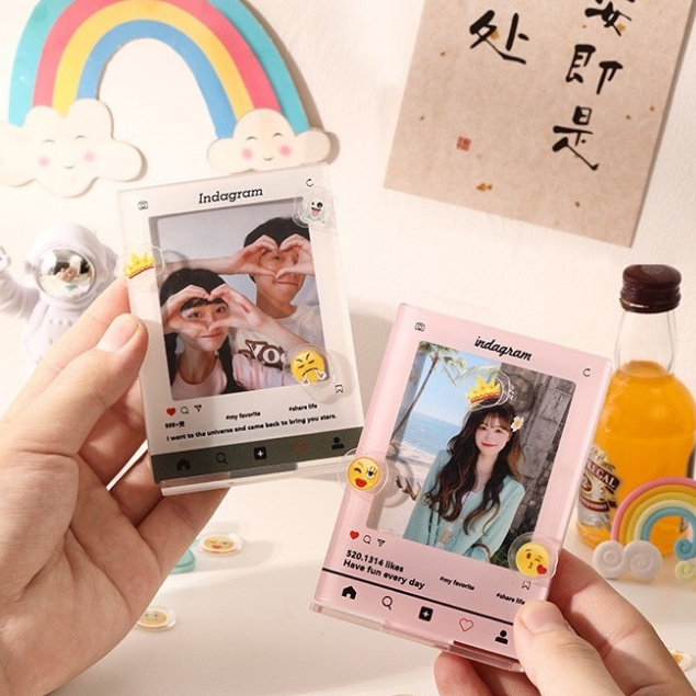 กรอบรูปอะคริลิค 3 นิ้ว+EMOJI ตกแต่ง ใส่โพลารอยด์ ใส่การ์ดมีขาตั้งโชว์โฟโต้การ์ด การ์ดไอดอล