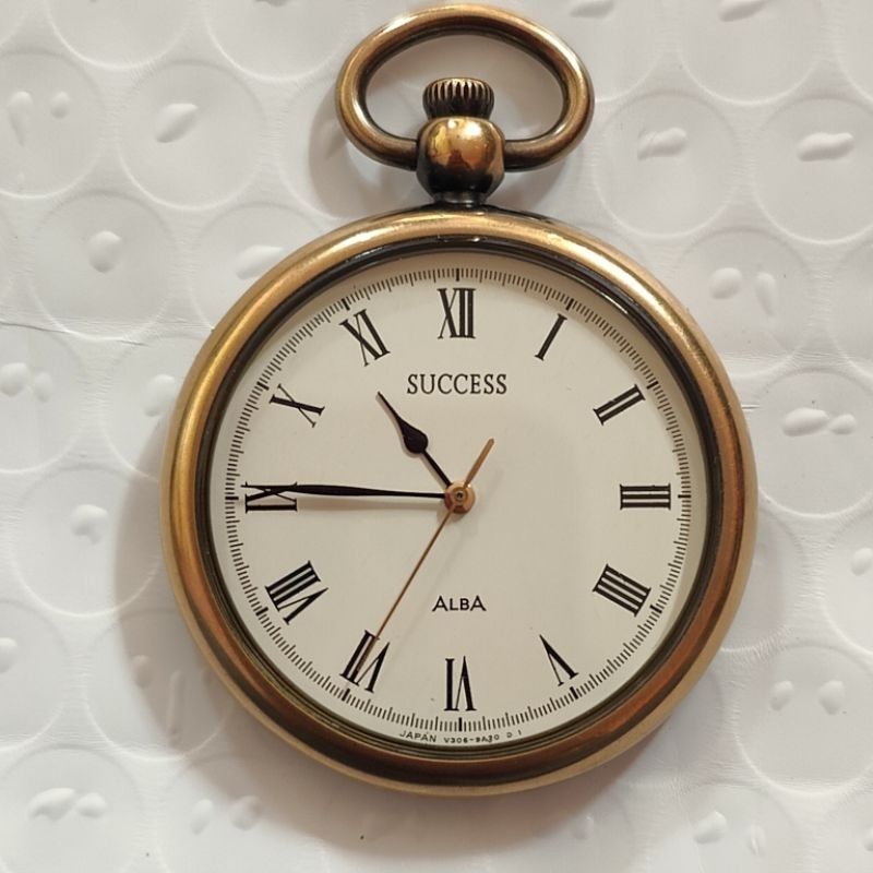 นาฬิกาญี่ปุ่นมือสอง นาฬิกาพกวินเทจ Alba by Seiko หน้าขาวหลักโรมัน เรียบแอบหรู ระบบถ่าน ตัวเรือนทองสวยใหม่