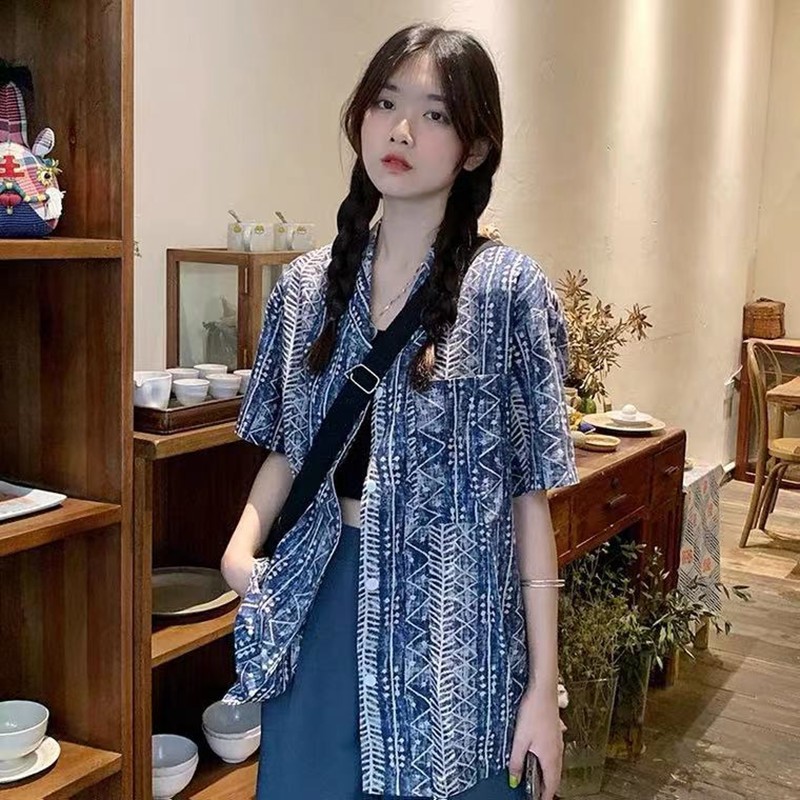 เสื้อเชิ้ตลายดอกไม้แขนสั้นผู้ชายและผู้หญิงย้อนยุคอินคู่หลวมสไตล์ฮ่องกงแนวโน้มเสื้อป้องกันแสงแดดฮาวาย