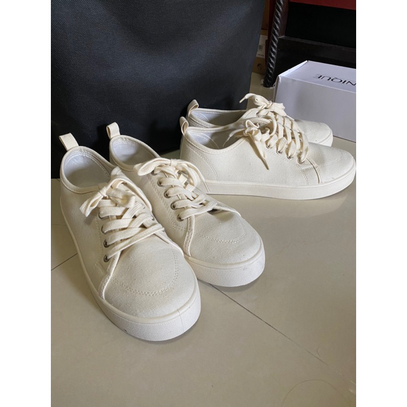 รองเท้าผ้าใบ Cotton On