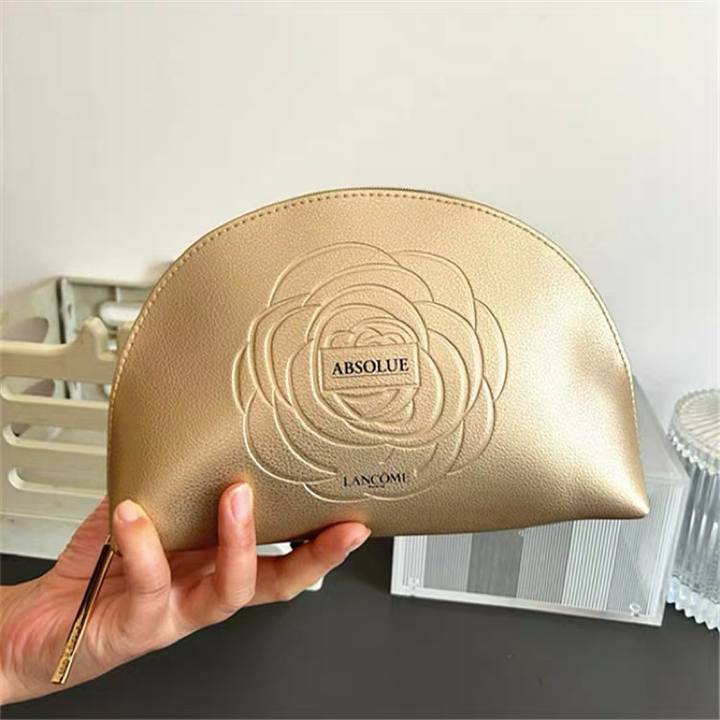 กระเป๋าเครื่องสำอางลังโคม ดอกไม้สีทองสวยครึ่งวงกลม ของแท้100% กระเป๋าใส่ของได้อเนกประสงค์ ของแท้ของใหม่มือ1พร้อมส่งค่ะ
