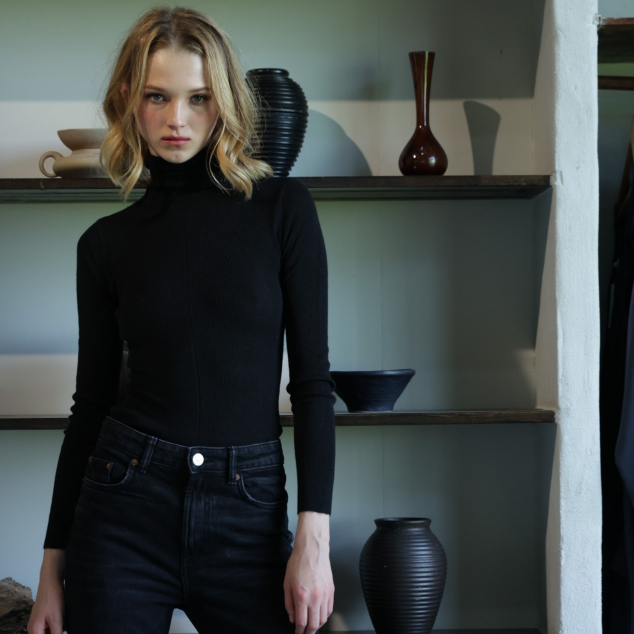 Black IWT Basic High Neck Blouse เสื้อคอเต่าเนื้อผ้านุ่มยืดหยุ่นใส่สบาย เสริมลุคดูหรูดูแพงได้ทุกวัน