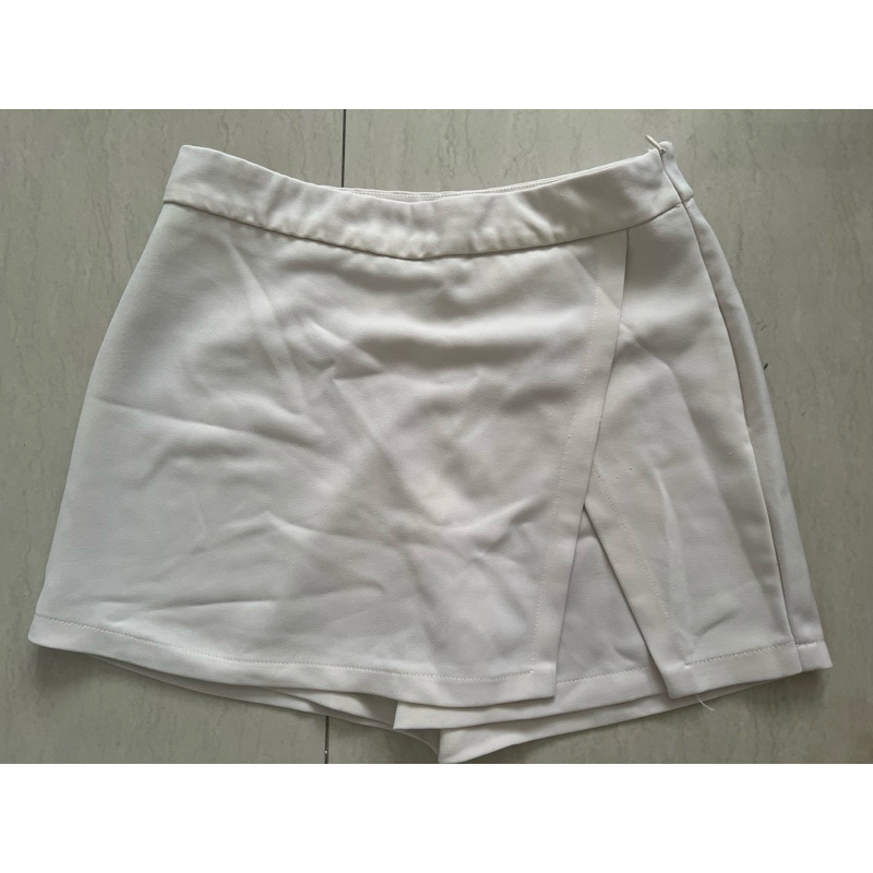 สินค้ามือสอง👗กางเกงกระโปรง ขาสั้น งานป้าย Csar สีขาว size M *สีหมอง
