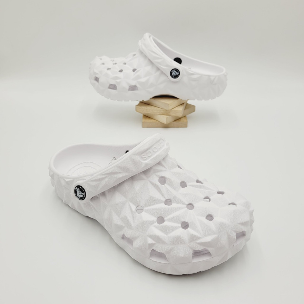 รองเท้าลำลองแฟชั่น สไตล์ Crocs Classic Lined Geometric Clog