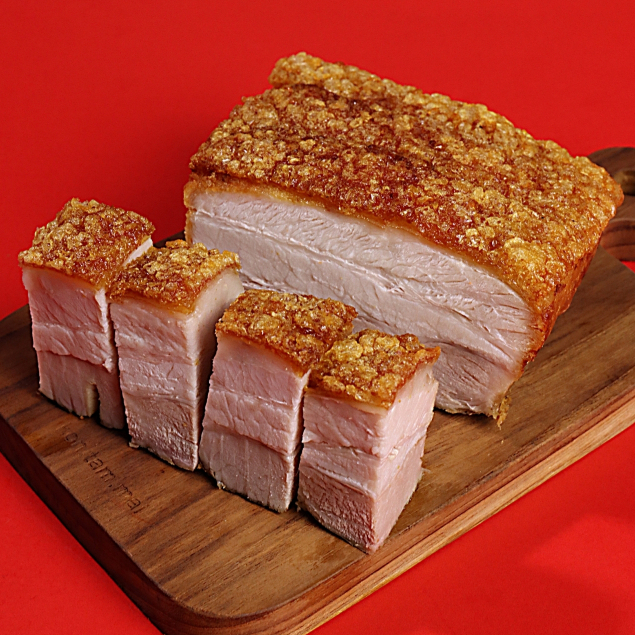 หมูกรอบฮ่องกง หนังกรอบ เนื้อนุ่ม (Crispy pork belly) by The Eateria