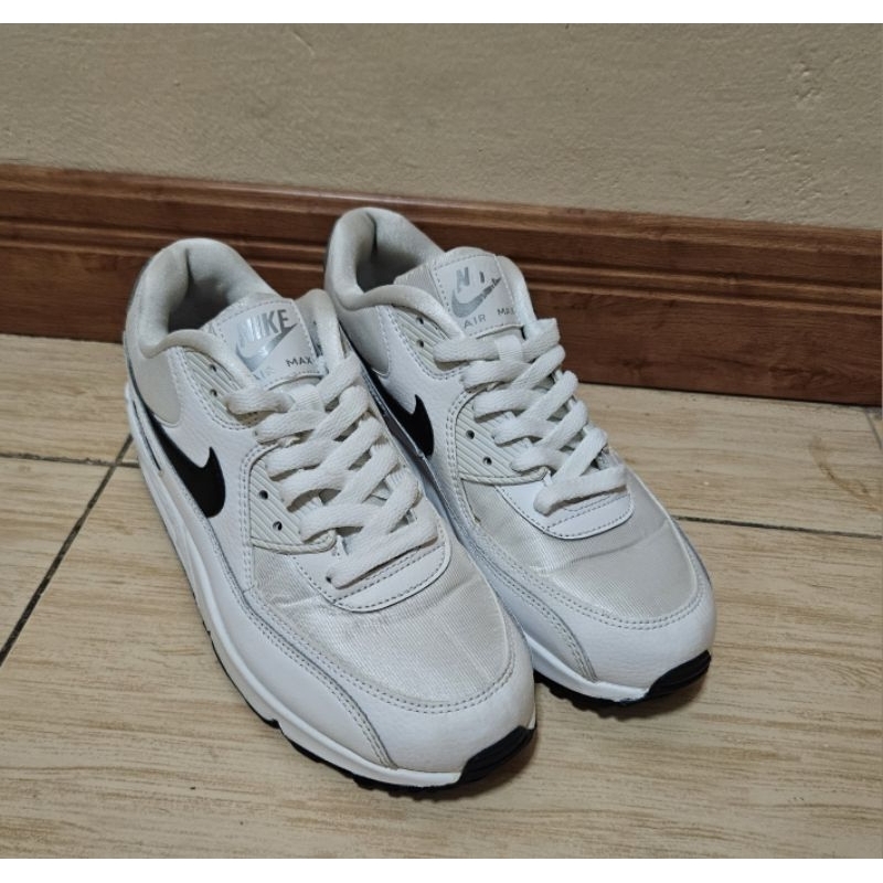 Nike Air Max 90 มือสอง ของแท้
Size 39 ความยาวเท้า 25 เซน