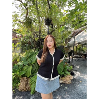 CiCi Plus+(6371)เสื้อแขนสั้นคอวีแต่งระบาย ทรงน่ารัก ดีเทลกระดุม ผ้าไหมพรม สาวพลัสไซส์ใส่ได้สบาย